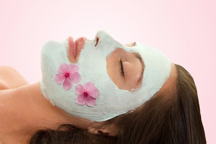 gør-det-selv-ansigtsmasker-skønhed-hudpleje-blomstrer-damer