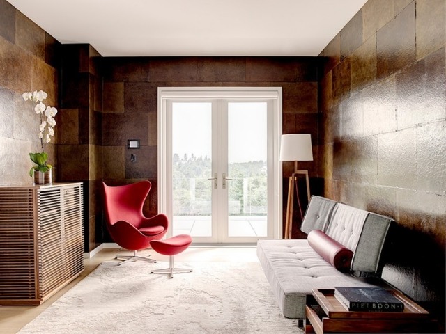 vægdesign-dekorative-paneler-metal-effekter-brun-stue-moderne