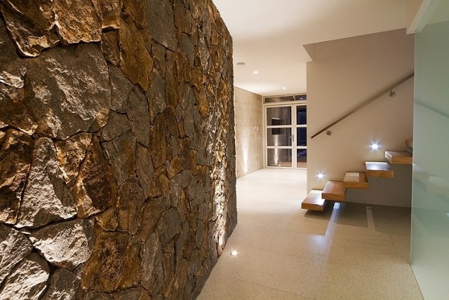 væg-design-sten-stenbrud-sten-væg-hall-gulvlamper