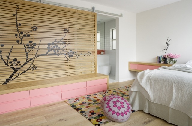 væg-design-træ-lameller-skillevæg-blomst-blomster-dekoration-soveværelse-hvid-pink
