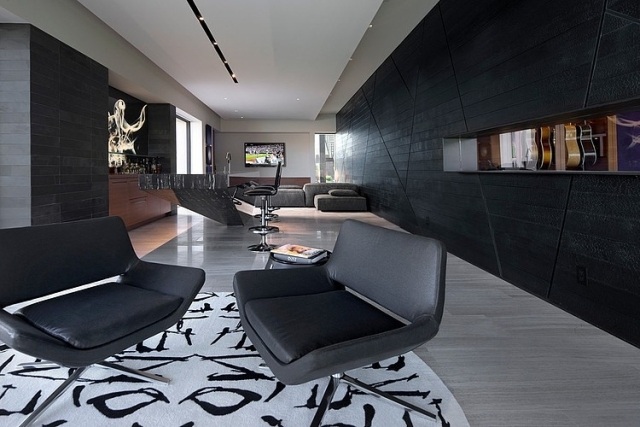 vægdesign-træ-planker-sort-glas-udskåret-stue