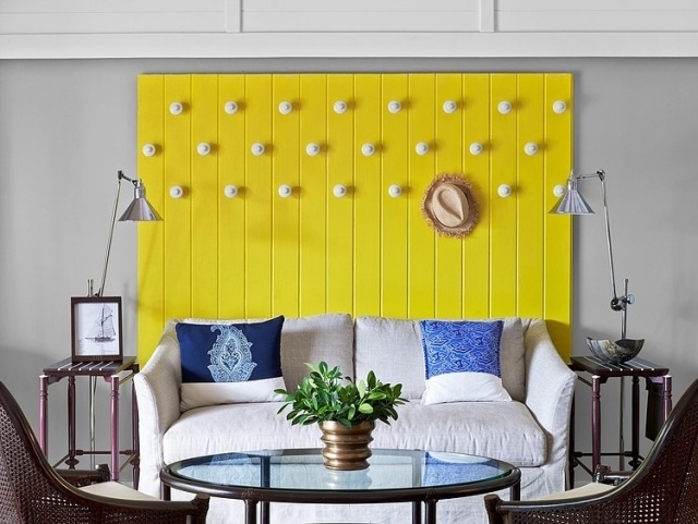 væg-design-træ-planker-gul-malet-stue