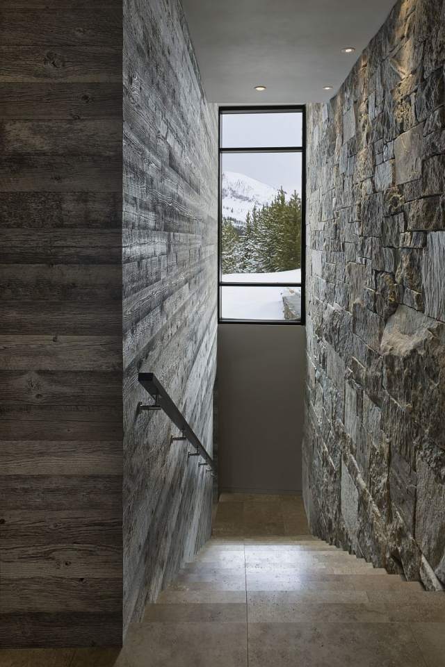 vægdesign-gammelt træ-grå-farve-natursten væg-trapper-flisebelagt