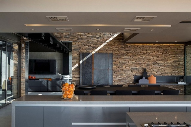 køkken bagvæg-sten-eksponeret beton-kontrast-accent belysning