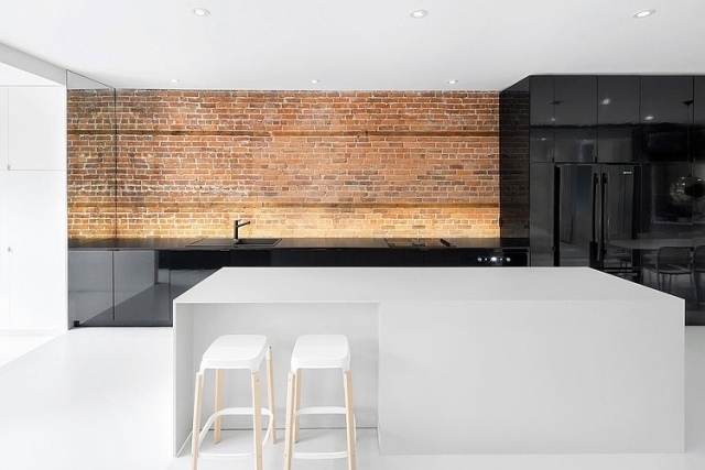 køkken bagvæg mursten kontrast højglans sorte skabe