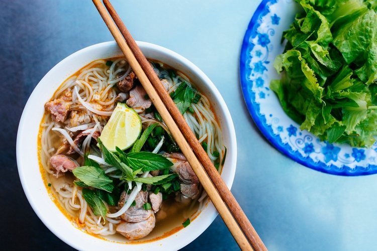 Lavproteinholdig suppe med højt proteinindhold med oksekød og Shirataki -nudler
