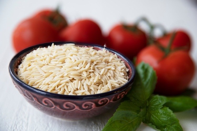 Italiensk orzo pasta lavet af fuld hvede