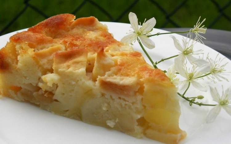 actifry-opskrifter-kage-æble-skiver-dessert-sød-stykke-tallerken-blomster-hvid-kvist-fin