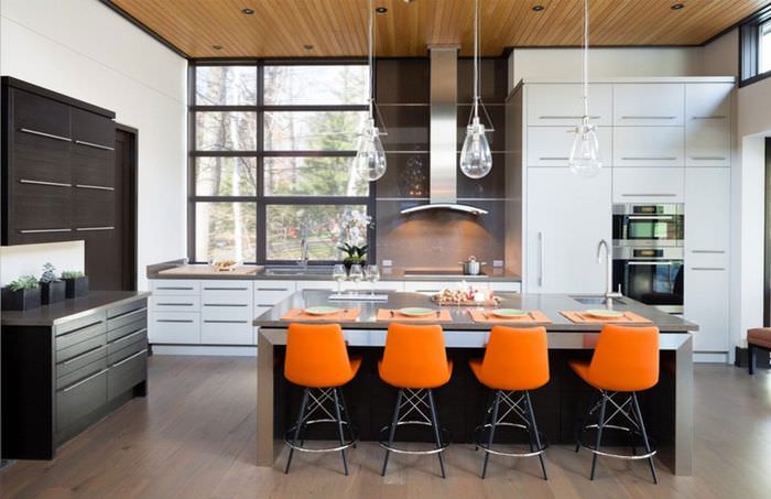 Orange barstole i moderne køkken