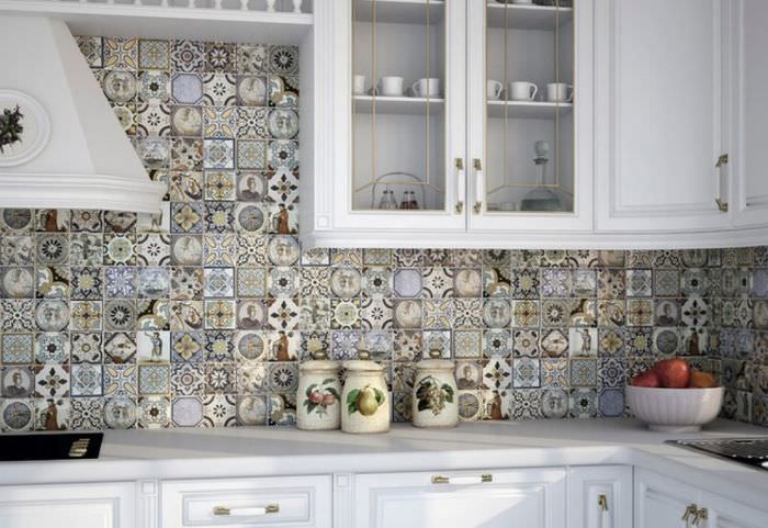 Patchwork fliser på et køkken backsplash