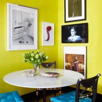 Étkezőasztal a sárga falak közötti sarokban