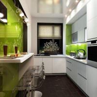 Grøn farve i det indre af et smalt køkken