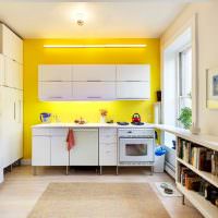 Sárga fal egy fehér konyhában