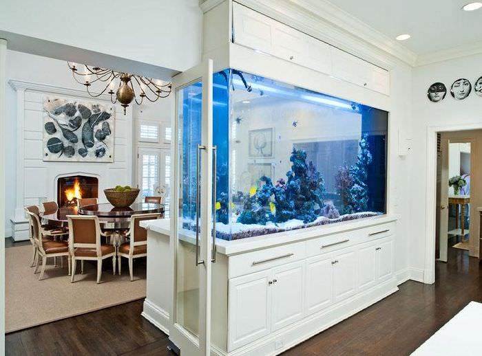 Vestavěná akvarijní přepážka mezi jídelnou a obývacím pokojem