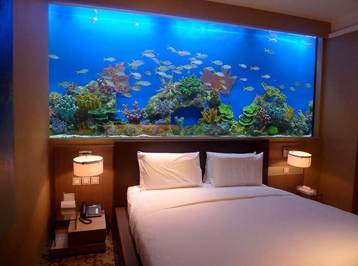 Голям аквариум във вътрешността на спалнята