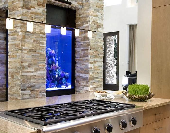Sisäänrakennettu akvaario modernin keittiön sisätiloissa