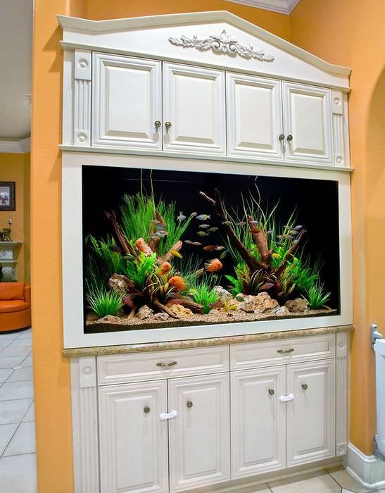 Кухненски шкаф с вграден аквариум