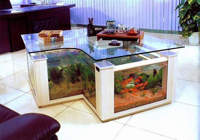 Sohvapöytä, jossa on sisäänrakennettu akvaario