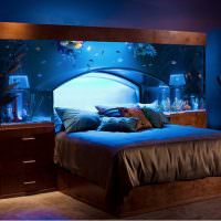 Suuri akvaario makuuhuoneen sängyn yläpuolella
