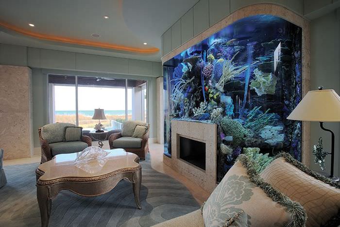 Krb a akvárium v ​​interiéru prostorného obývacího pokoje