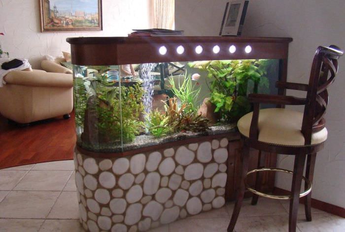 Akvárium na stojanu v obývacím pokoji městského bytu