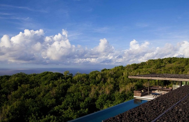 Alila feriehuse Bali infinity pool terrasser skovlandskab