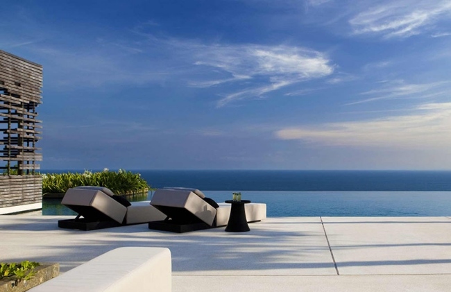 Alila ferievillaer Bali infinity pool horisont havterrasse liggende