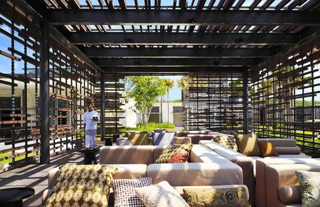 Alila ferievillaer i Bali træpergola terrasse lounge