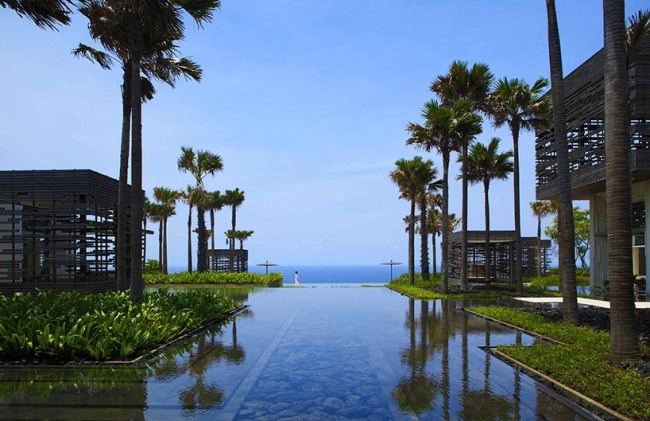 Alila ferievillaer Bali infinity pool palmer havudsigt