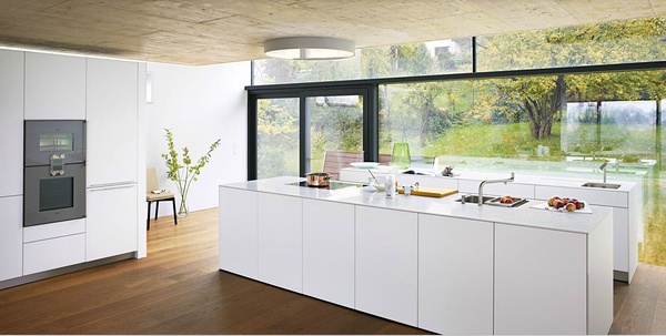 Ryddeligt-køkken-af-Bulthaup-hvidt-minimalistisk