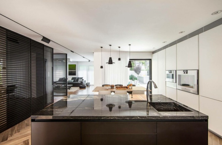 aluminium-rum-skille-sort-bordplade-sten-køkken-design-minimalistisk