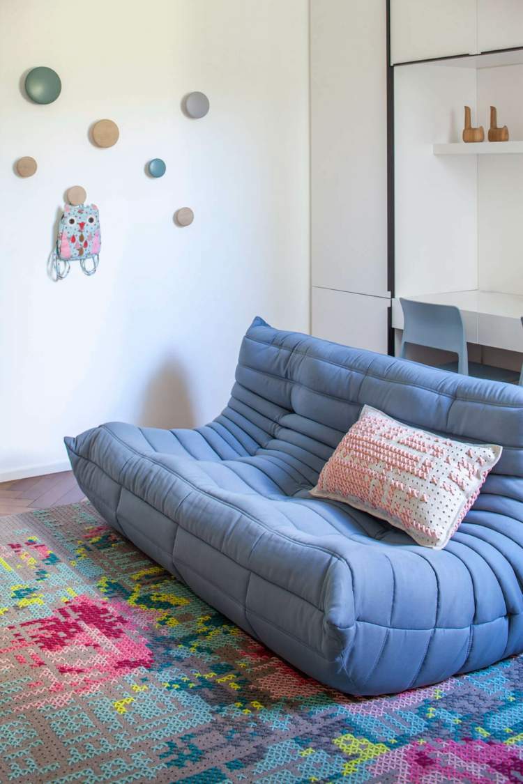 aluminium-værelse-divider-sort-sofa-pastel-blå-tæppe-farverigt-børneværelse