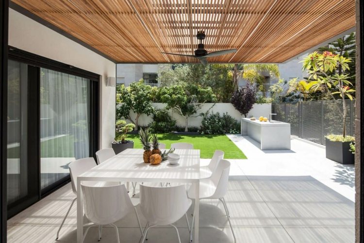rumdeler i aluminium i sort terrassetag-træ-spisebord