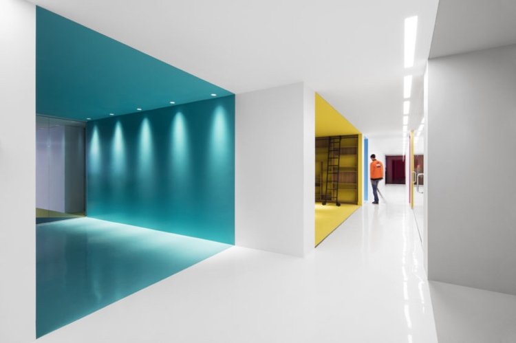 behagelig-atmosfære-arbejdsplads-farve-design-interiør-enkel