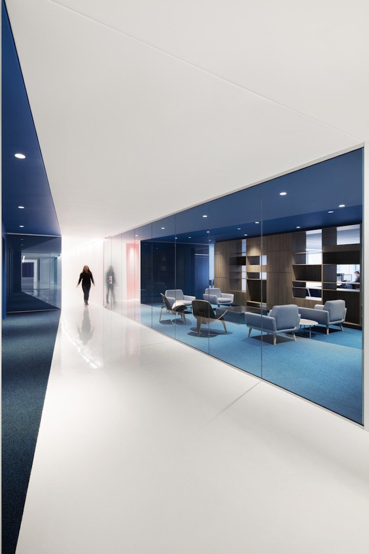 behagelig atmosfære-arbejdsplads-farve-blå-glas vægge