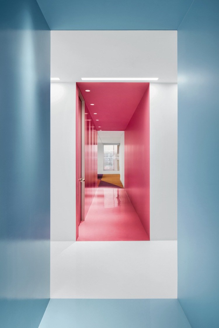 behagelig atmosfære-arbejdsplads-farve-hall-blå-pink-hvid