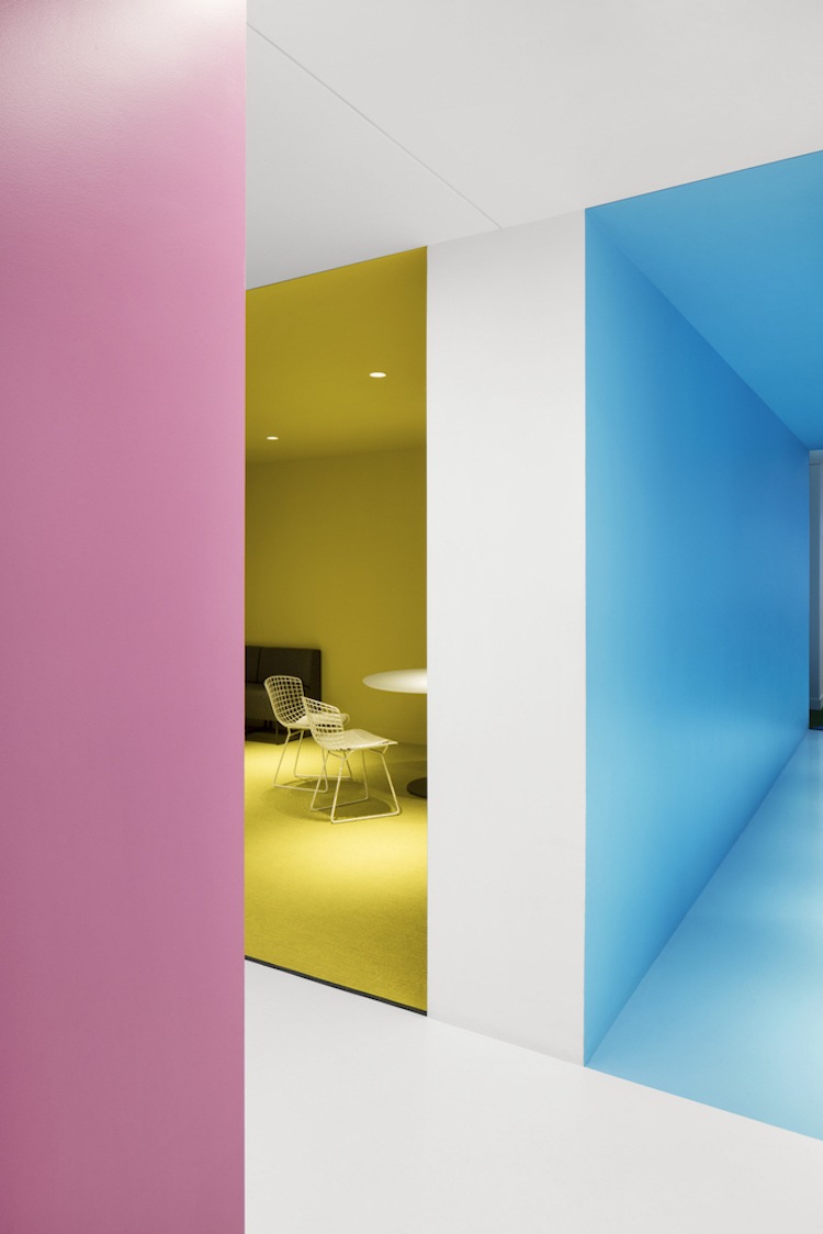 behagelig-stemning-arbejdsplads-farve-gul-blå-pink-minimalistisk