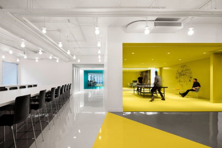 en behagelig atmosfære-arbejdsplads-farve-gul-grå-hvid-mejetærsker