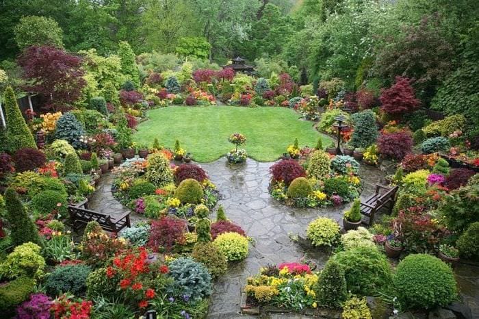 krásna krajinná záhradná výzdoba v anglickom štýle s kvetmi
