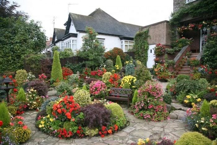 neobvyklý krajinný dizajn chaty v anglickom štýle s kvetmi