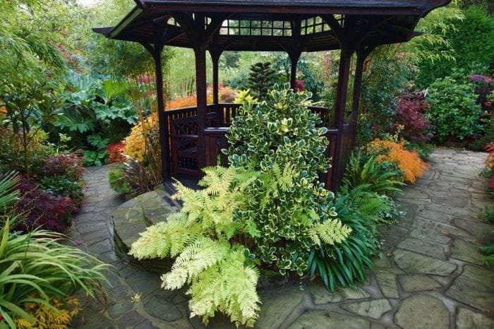 elegantná krajinná výzdoba chaty v anglickom štýle s kvetmi