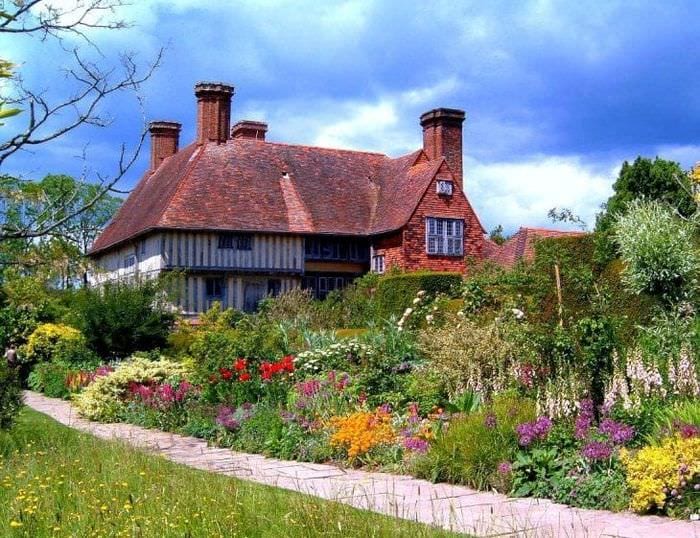 krásny krajinný dizajn chaty v anglickom štýle so stromami
