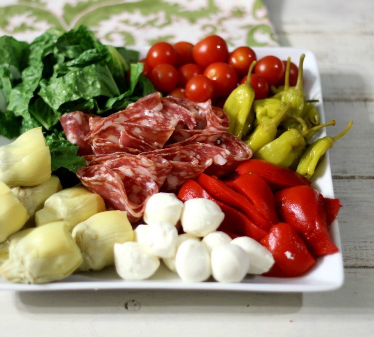 Lav dine egne antipasti -smag-grøntsager-pølsespecialiteter-server
