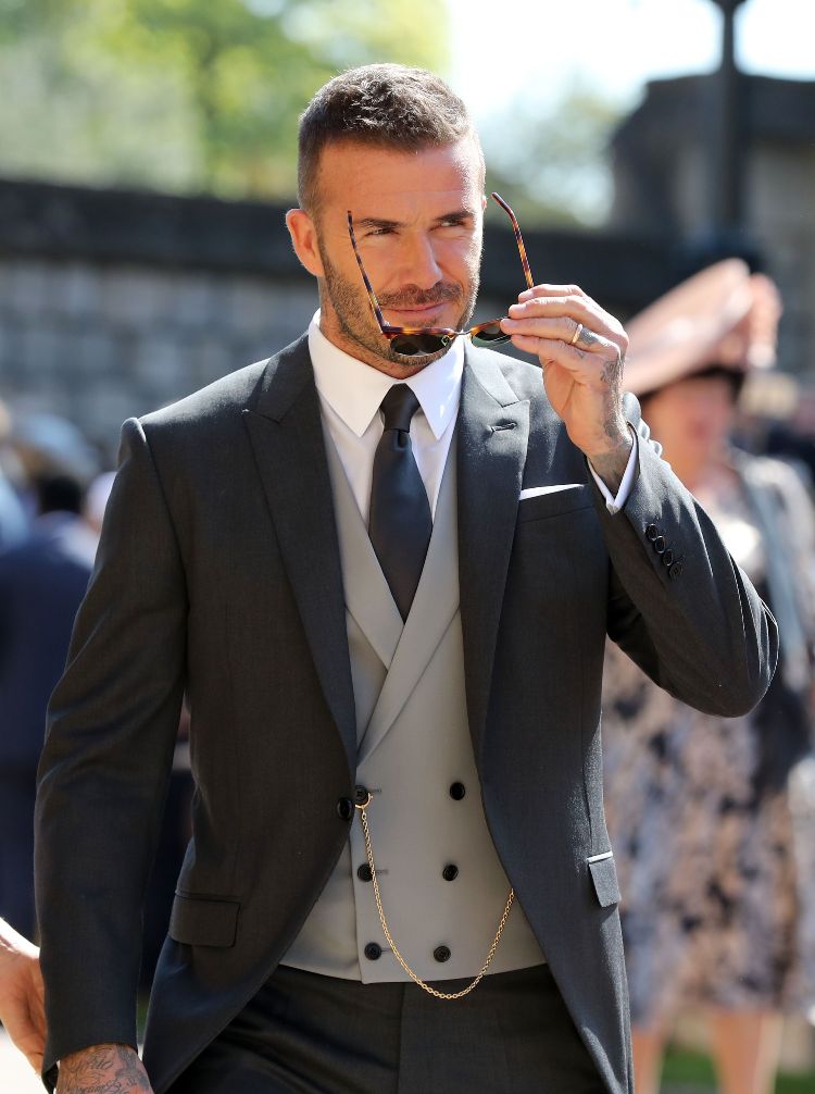 jakkesæt tendenser 2019 elegante herretøj designere bryllups lejligheder catwalk vest david beckham tog solbriller på