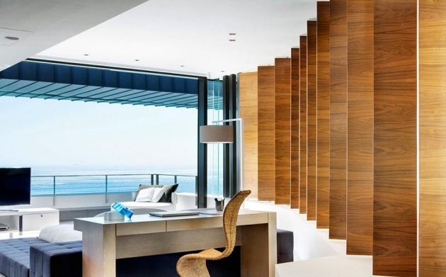 Hjem-kontor-i-soveværelset-havudsigt-designer-væg-træ lameller