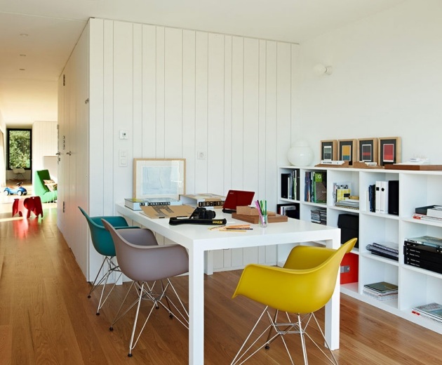 Farverige-stole-hjemmekontor-arbejde-hvide-skrivebord-hylder-åbne