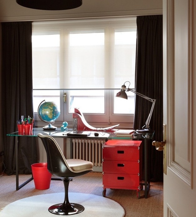 Ideer-til-studie-hjemme-røde-accenter-designer-stol-glas-bord-top