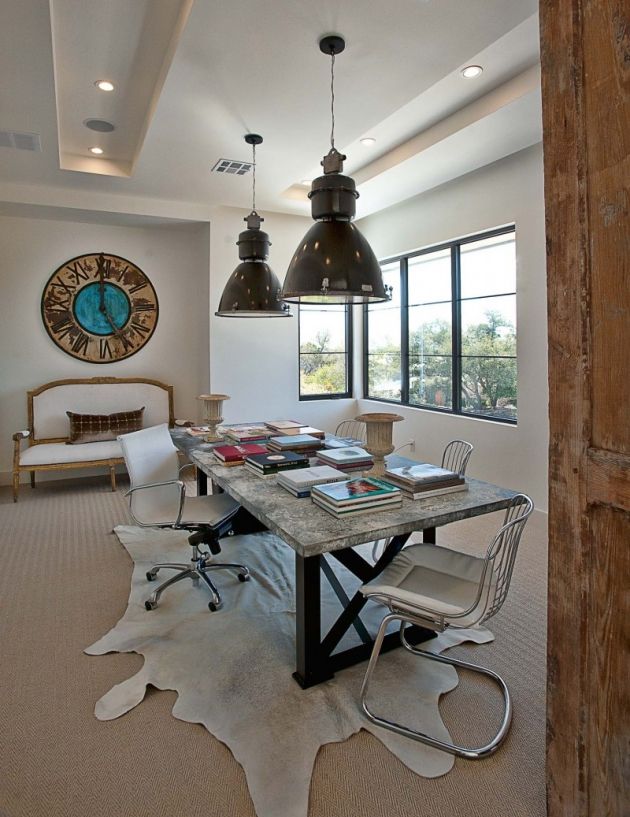 Ideer-skrivebord-hjemmekontor-hvidt-tæppe-metal-stole-vedhængslamper