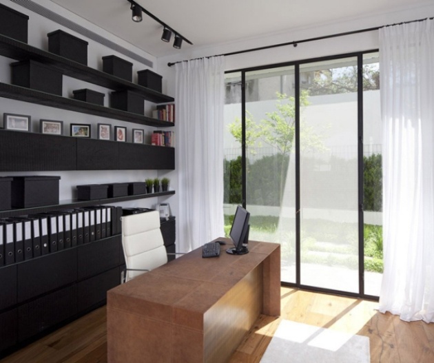 Hjemmekontor-møblering-træ-skrivebord-minimalistisk-mappe-klar til hånden