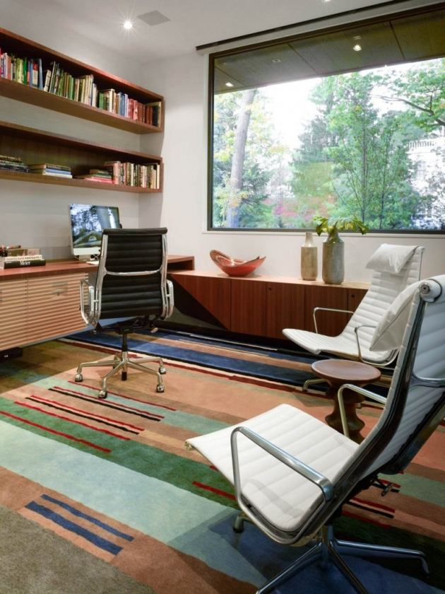 Arbejde-i-hjemmet-kontor-stribet-tæppe-moderne-kontor-stole